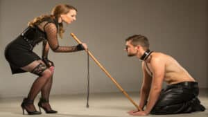 Mehr über den Artikel erfahren Wo finde ich als Sklave Herrinnen für Rohrstock Spanking